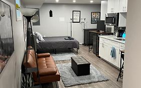 Urban Retreat Basement Studio Only Two Blocks From Metro! Off Street Parking!